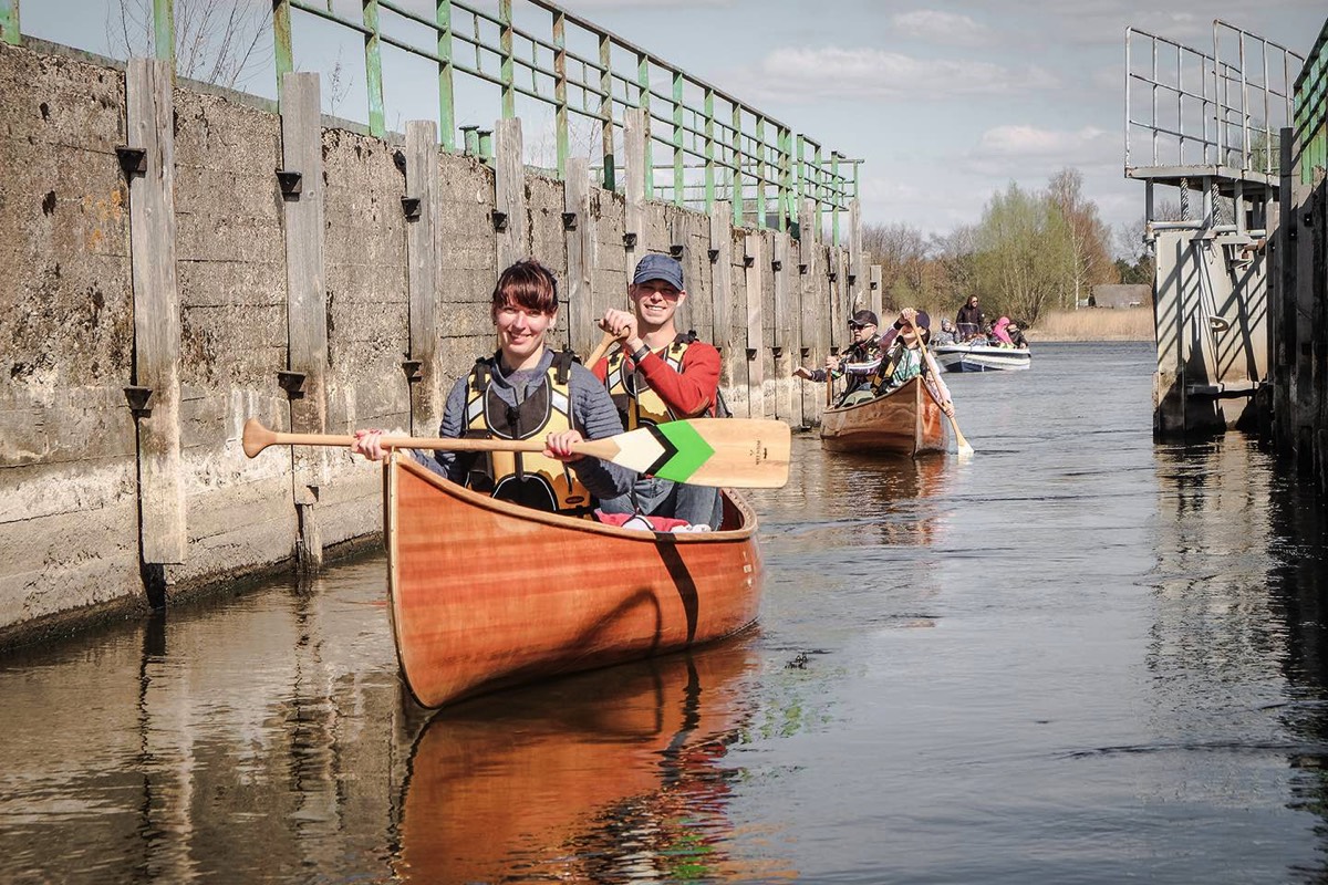 Canoe paddlers passing Dreverna locks during a tour